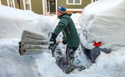 Hombre muere al caer en alberca mientras quitaba nieve en su casa en EU