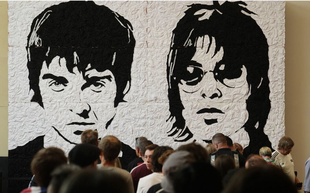 Oasis arranca gira mundial con lleno total y fans de cuatro continentes viajan para ver a los Gallagher juntos.  (Jordan Pettitt/PA via AP)