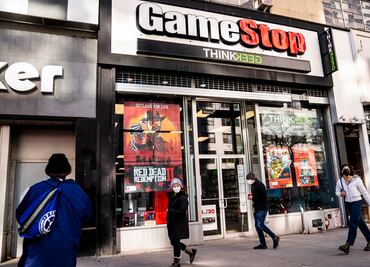 GameStop, AMC y otras firmas caen en Wall Street tras vetos