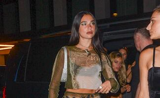 Dua Lipa deja a la vista su lencería con conjunto traslúcido en Londres 