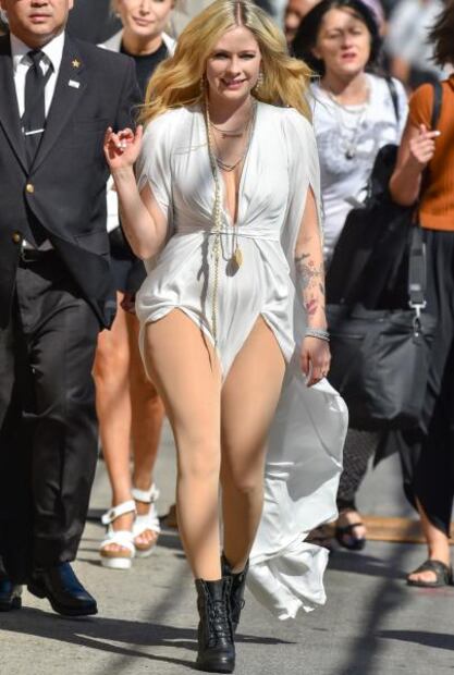 Avril Lavigne presume piernas de infarto con vestido en Los Ángeles