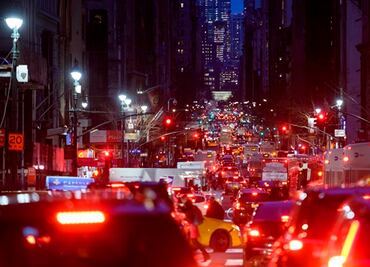 Avalan peaje para vehículos que entren al corazón de Manhattan