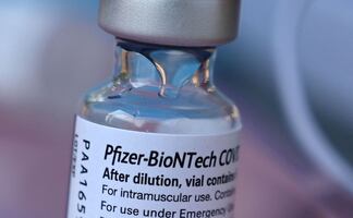 Vacuna Pfizer tiene efectividad de 93% en adolescentes