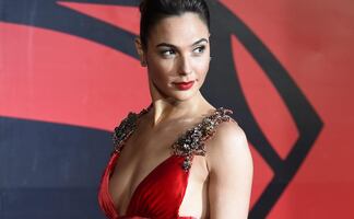 Gal Gadot deslumbra con vestido al estilo braless y costosos diamantes