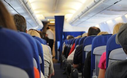 Expulsan de avión en Chicago a dos mujeres por no usar cubrebocas