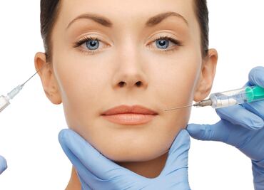 Vacuna de Moderna puede tener efectos secundarios en personas con relleno facial: FDA