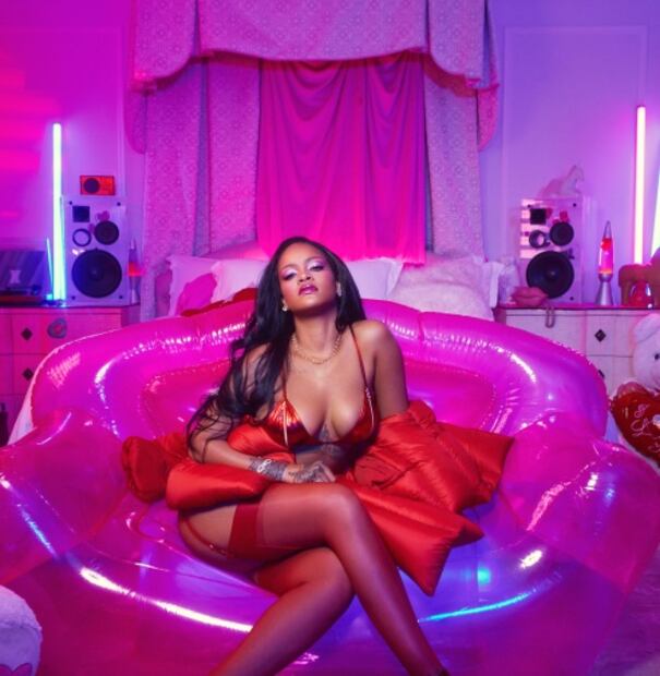 Rihanna presume su figura con lencería alusiva a San Valentín