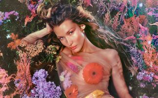 Bella Hadid deslumbra con su belleza, flores y atrevido vestido transparente