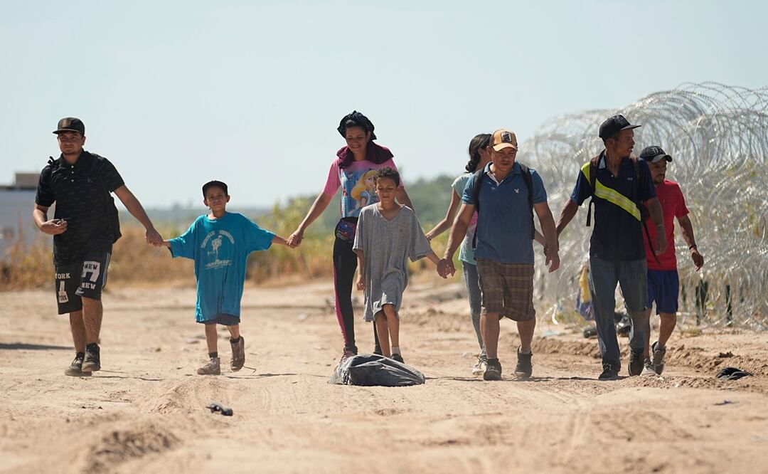 Juez prohíbe la separación de familias migrantes en la frontera sur de Estados Unidos. Foto: AP
