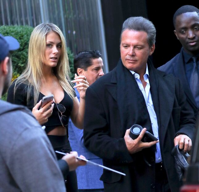 Ella es la sexy corista con la que sale Luis Miguel