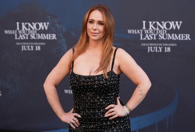 Jennifer Love Hewitt reaparece y causa furor con su vestido joya 
