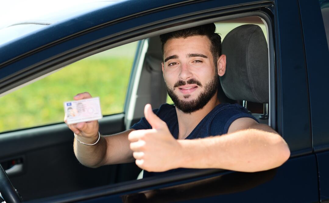 Nueva licencia de conducir para inmigrantes en Illinois. Requisitos y costos. Foto: iStock / JPWALLET