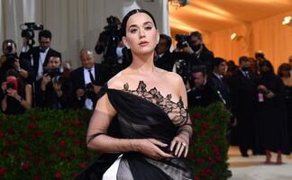Katy Perry enamora con un minivestido de corsé al estilo Madonna 