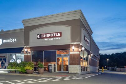 Chipotle contratará a 19,000 empleados para la "temporada del burrito"; apoyará con pago de deuda estudiantil