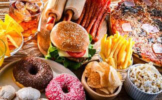 Los alimentos más cancerígenos, de acuerdo con la OMS y Harvard