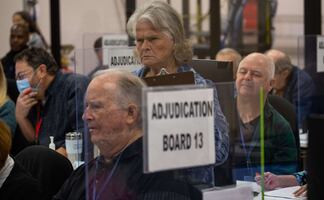 Elecciones intermedias en EU. Problemas con máquinas de voto y papeletas por correo