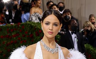 El escotado vestido con el que “impactó” Eiza González en la Met Gala