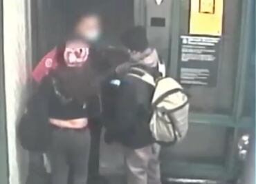 Pareja golpea a mujer tras discusión por cubrebocas en Metro de NY
