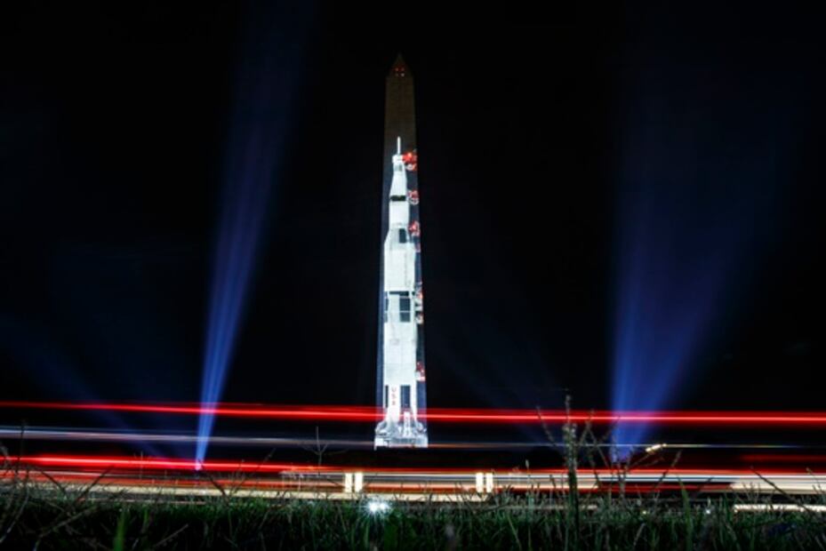 'Transforman' el Monumento a Washington en el cohete de ‘Apollo 11’