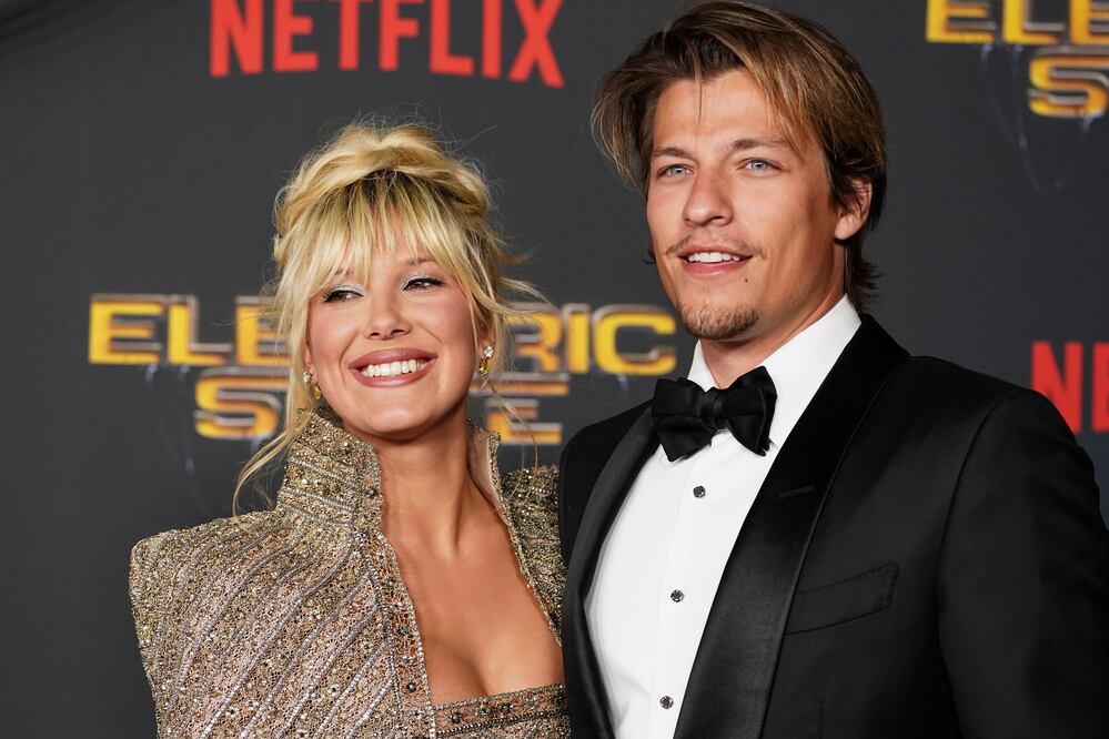 Millie Bobby Brown, de 21 años, y Jake Bongiovi, de 23, anuncian que se convirtieron en padres. Foto: AP