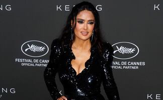 Salma Hayek modela elegante vestido de lentejuelas durante presentación de ‘Black Mirror’