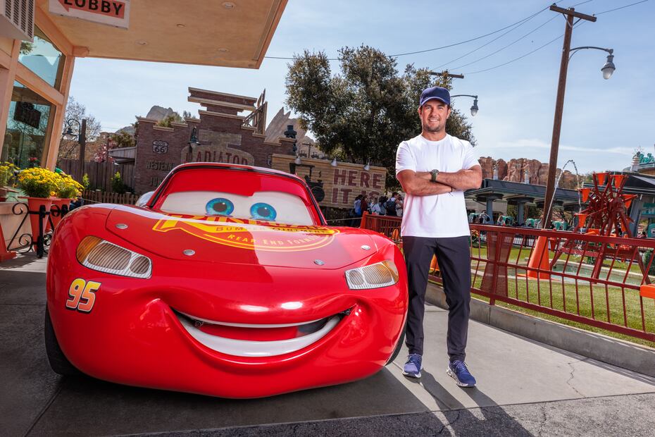 Checo Pérez en Disney California Adventure. Fotos: Cortesía Disneyland Latino