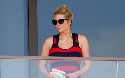 Ivanka Trump se luce con bikini negro en lujoso yate de Miami