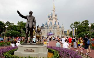 Critican a ‘YouTuber’ y a su amiga por visitar Disney World enfermas