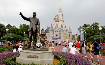 Critican a ‘YouTuber’ y a su amiga por visitar Disney World enfermas