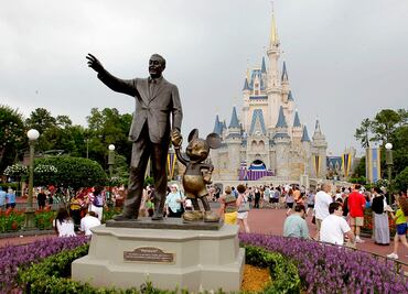 Critican a ‘YouTuber’ y a su amiga por visitar Disney World enfermas