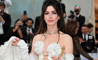 Anne Hathaway se convierte en la reina de la Met Gala 2023 con vestido de aberturas