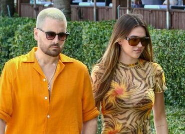 Novia de Scott Disick conquista Miami con minivestido traslúcido