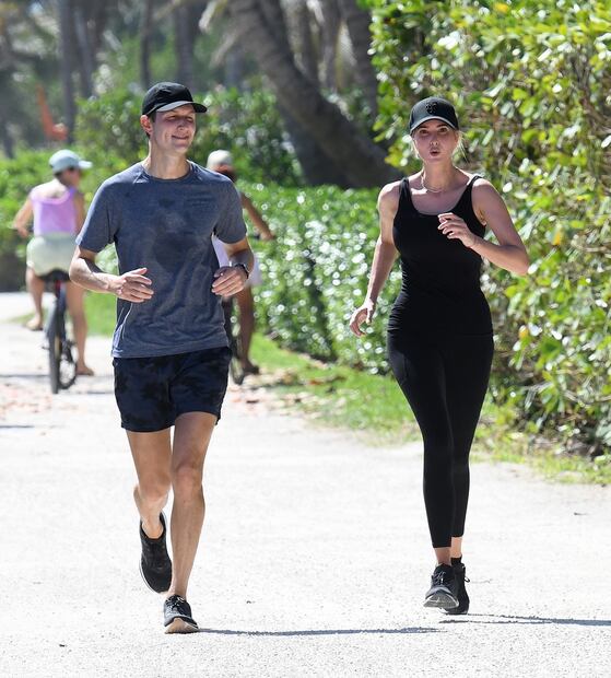 Captan a Ivanka Trump ejercitándose con leggings negros en Miami