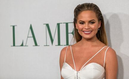 Chrissy Teigen se luce con traje de baño en playas de St. Barts