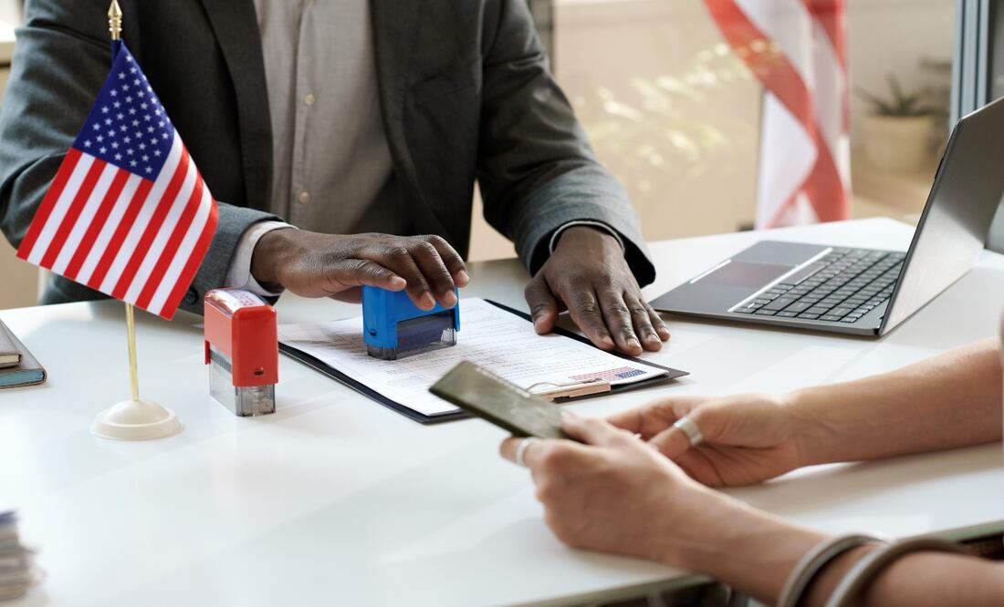 Gobierno de Biden extiende los permisos de trabajo para ciertas categorías de inmigrantes. Foto: iStock / mediaphotos