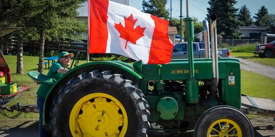 Canadá busca mexicano para trabajar con tractores; no es necesario francés ni inglés