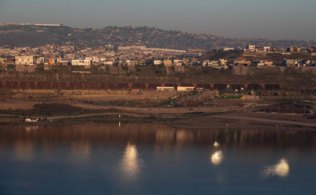 EU construye un muro sobre canal del río en Tijuana pese a tratados que lo impedían. Foto: AFP