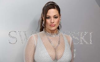 Ashley Graham se toma selfie y muestra sus curvas en traje de baño amarillo
