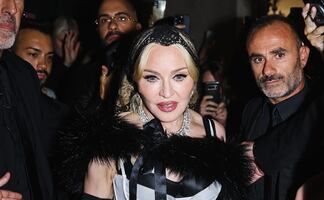 Madonna se luce como una Barbie con minivestido traslúcido a sus 66 años 