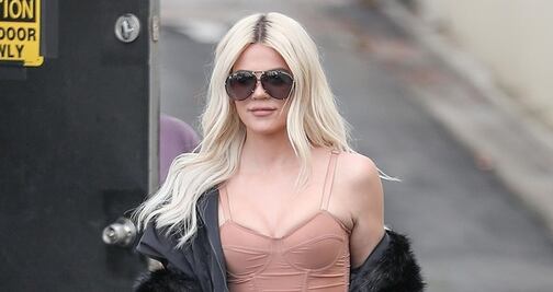 Khloé Kardashian impacta con silueta en corsé nude