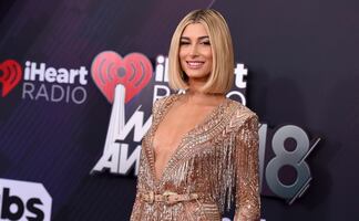 Hailey Bieber presume 'abs de acero' en Beverly Hills