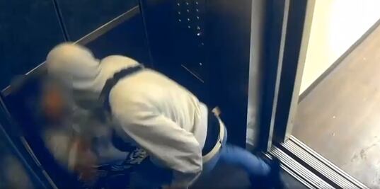 Video. Hombre golpea a adulto mayor en elevador de Nueva York