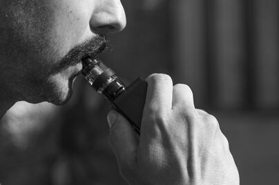 Médicos descartan relación entre vapeo y neumonía por inhalación de aceite