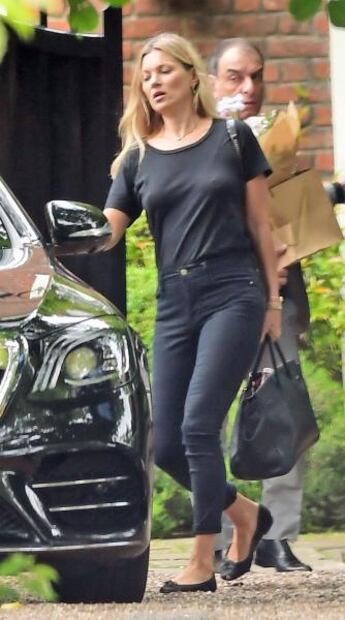 Kate Moss irradia belleza con look braless en Londres
