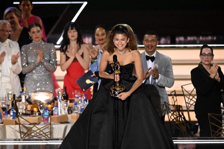 Zendaya disfruta de su momento de princesa con elegante vestido en los Emmys 2022