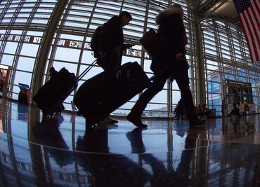 Tres aeropuertos de EU revisan a viajeros por neumonía vírica de China