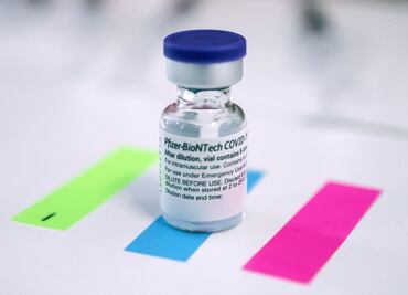Efectividad de vacuna Pfizer disminuye más rápido que la de AstraZeneca