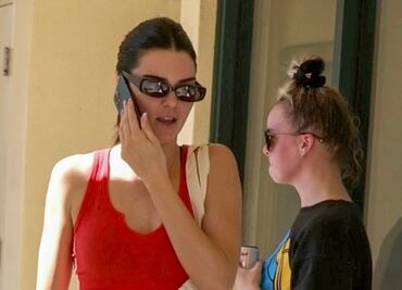 Kendall Jenner luce figura atlética en ajustados leggins y crop top