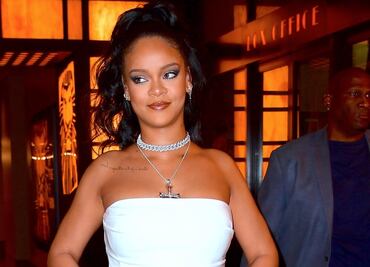 Rihanna luce su vestido de cuero backless más arriesgado