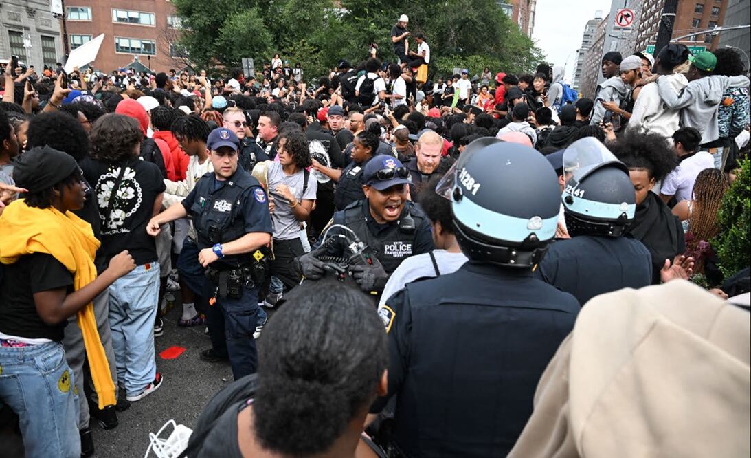 Detienen a un "streamer" que causó caos en Nueva York al prometer consolas gratis. Foto AFP